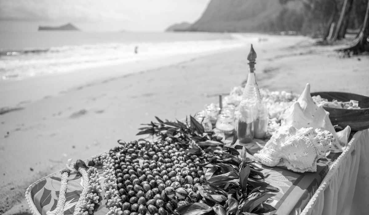black and white beach wedding in Hawaii table with the flower leis