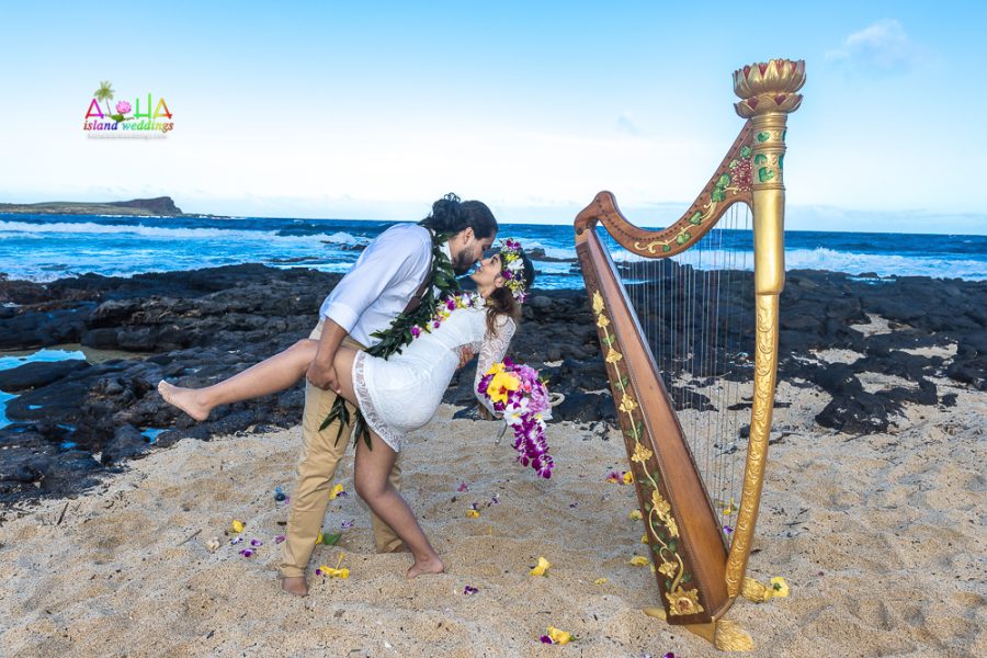 Photo shoot with the harp after their wedding in Hawaii